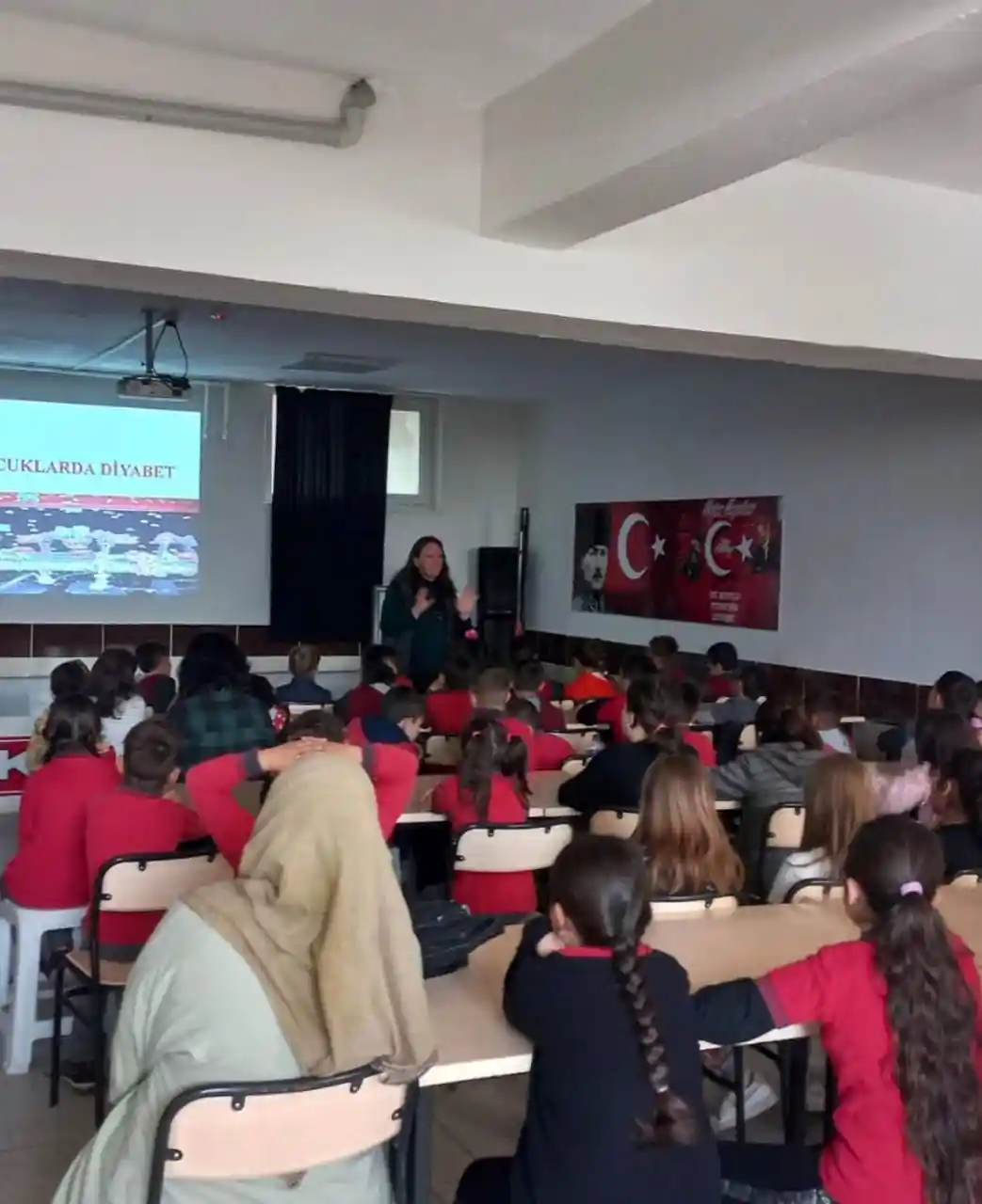 İlçe Sağlık Müdürlüğü tarafından yürütülen proje kapsamında İlkokul öğrencilerine diyabet, sağlıklı beslenme ve fiziksel aktivitelere farkındalık oluşturmak amacıyla eğitim verildi.
