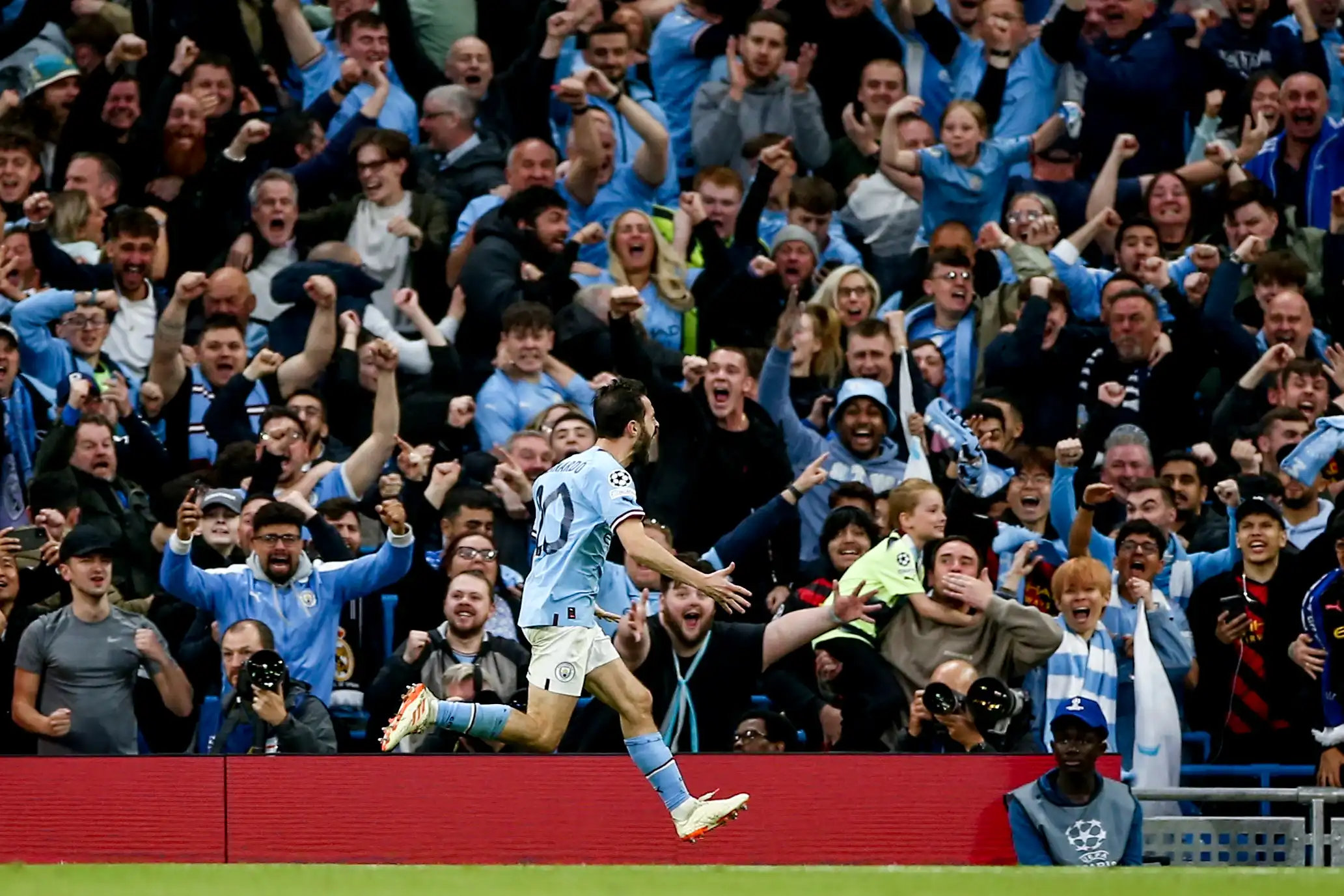 İstanbul Atatürk Olimpiyat Stadı'nda 10 Haziran tarihinde gerçekleşecek UEFA Şampiyonlar Ligi finalinde, İtalyan takımı Inter ile İngiliz temsilcisi Manchester City karşı karşıya gelecek.