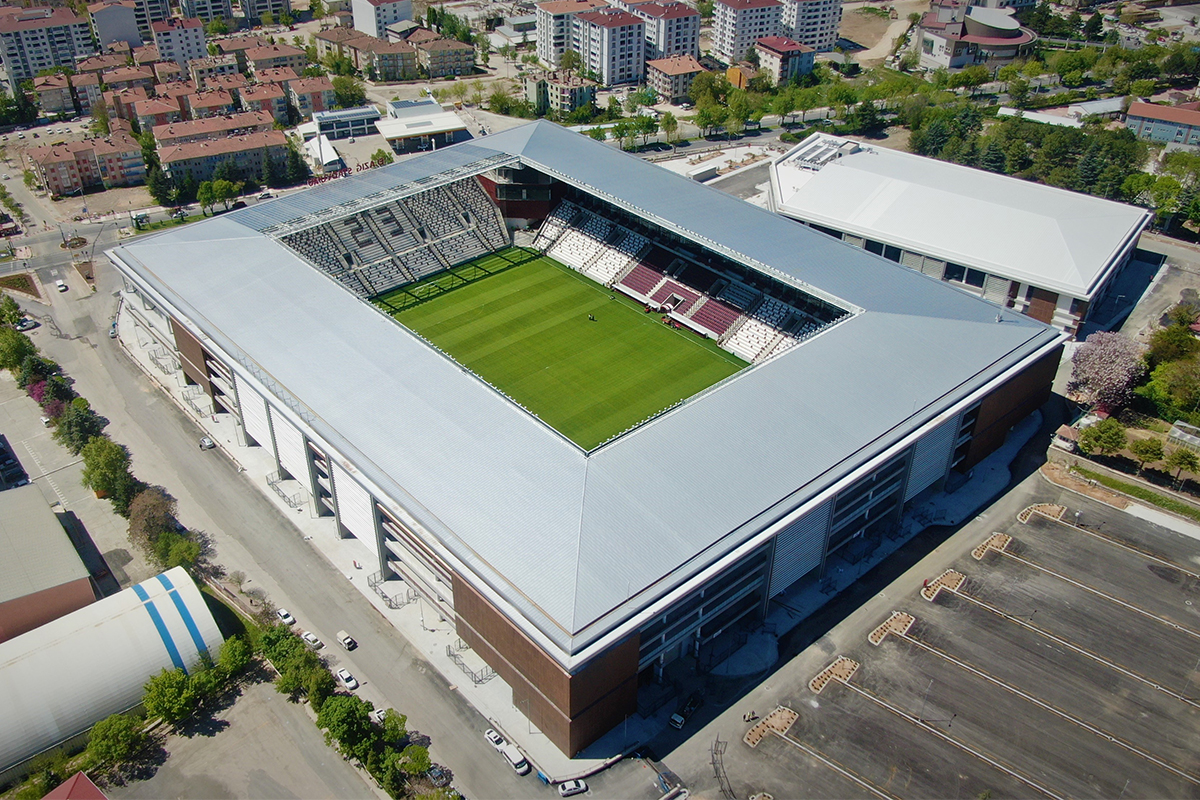 Elazığ taraftarları özlemle beklediği stada bugün kavuşuyor. Yeni Elazığ Atatürk Stadyumu, bugün oynanacak olan ES Elazığspor - K. Karaköprü Belediyespor maçıyla kapılarını açacak.