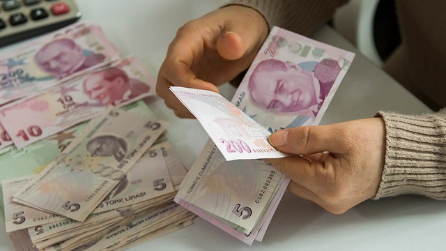 Asgari Ücret Tespit Komisyonu bugün asgari ücrete yapılacak ara zam oranını görüşmek üzere ikinci toplantısını gerçekleştirecek.
