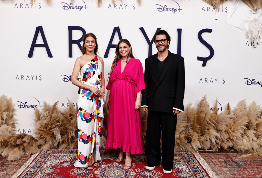 Disney Plus Türkiye'nin 1. yaş günü 14 Haziran'da seyirciyle buluşacak olan Aslı Enver ve Mehmet Günsür'ün başrollerini paylaştığı "Arayış" dizisinin galası dün akşam Six Senses Kocataş Mansions mekanında gerçekleştirildi.