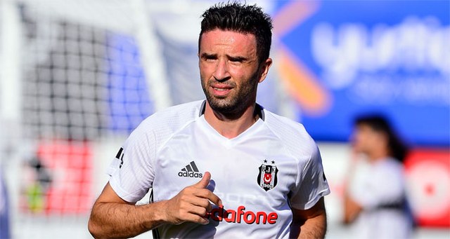 Gökhan Gönül, profesyonel futbolculuk kariyerini sonlandırdığını bir teşekkür ve veda mesajıyla duyurdu.