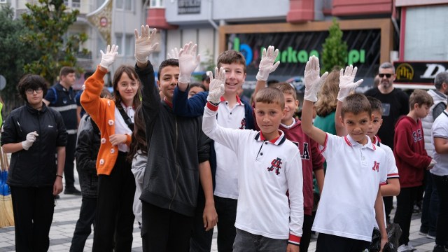 Susurluk’un ‘Masalcı Annesi’ Özlem Gül, ilkokul öğrencilerini çevre kirliliğine dikkat çekmek amacıyla kendi yazdığı ‘Üzgün Ağaç’ masalıyla büyülü bir yolculuğa çıkardı.