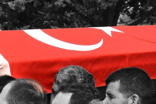 Milli Savunma Bakanlığı'ndan yapılan açıklamaya göre, Pençe-Kilit Harekatı bölgesinde EYP’nin infilak etmesi sonucu 2 askerin şehit oldu.