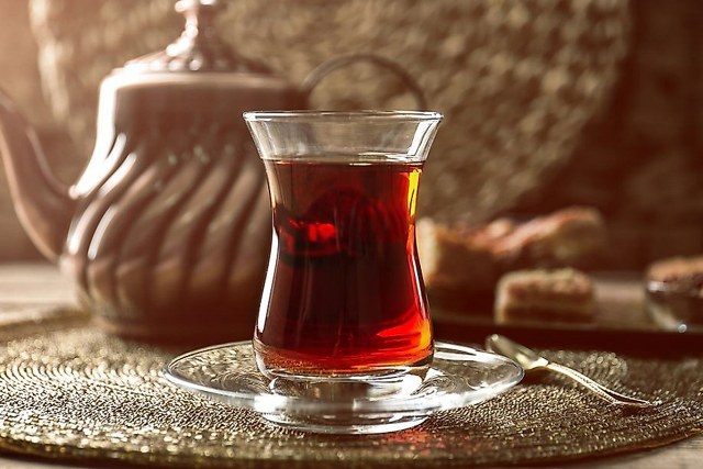 Çaya da yeni zam geldi. Çaykur ortalama yüzde 43 zam yaptığı yeni fiyat listelerini şirketlere gönderdi.