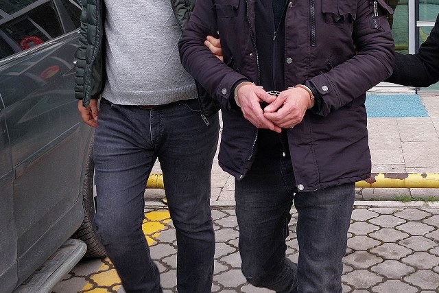 Mersin merkezli olarak 5 ilde organize suç örgütüne yönelik bir operasyon başlatıldı. 36 şüpheli hakkında gözaltı kararı çıkartıldı ve polis ekipleri adreslerde aramalarına devam ediyor. fuhuş
