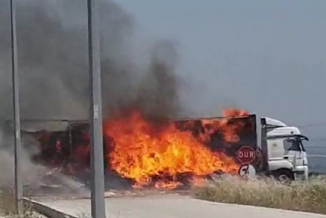 Çanakkale'nin Ezine ilçesinde tır dorsesi alev topuna döndü. Çevredekiler yangını fark edip hemen itfaiye ekiplerine haber verdi.