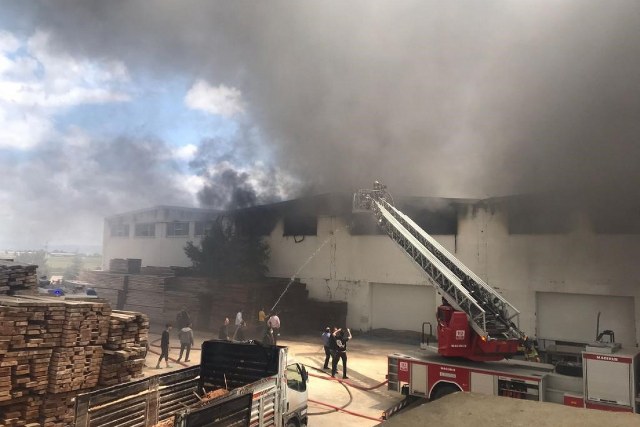 Ankara'da bir mobilya fabrikasında meydana gelen yangın sonucunda 4 kişi dumandan etkilendi. Yangın, fabrikayı saran büyük alevlerin itfaiye ekipleri tarafından kontrol altına alınmasıyla son buldu.