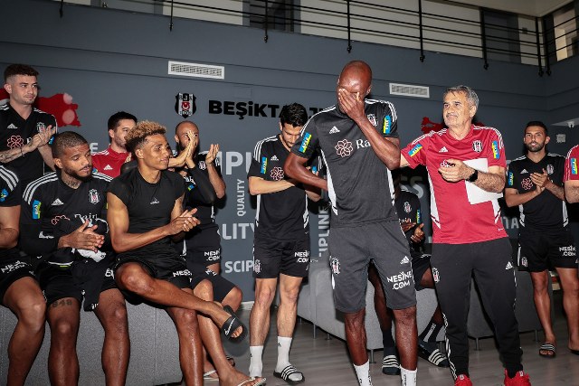 Kanadalı oyuncu Atiba Hutchinson'a düzenenen veda etkinliğinde Hutchinson, "Bana verdikleri her şey için arkadaşlarıma minnettarım. Sahada her zaman her şeyimi vermeye çalıştım" ifadelerini kullandı.