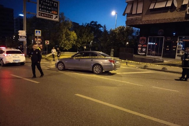 Kadıköy’de seyir halindeki iki araçtaki şahısların tartışması silahın da karıştığı kavgaya dönüştü. Olay sonucu 3 kişi yaralandı.