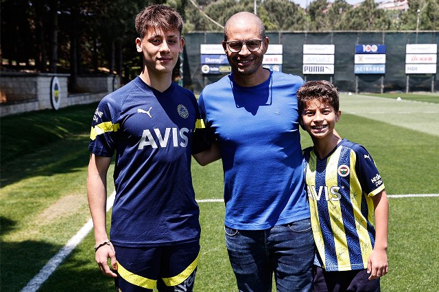 Fenerbahçe'nin efsane futbolcularından Alex de Souza, oğlu Felipe ile birlikte eski takımını ziyaret etti.