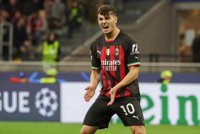 Real Madrid, Brahim Diaz'ın takıma geri döndüğünü ve sözleşmesinin de 2027 yılına kadar uzatıldığını açıkladı. Diaz, kiralık olarak 3 sezondur Milan'da top koşturuyordu.