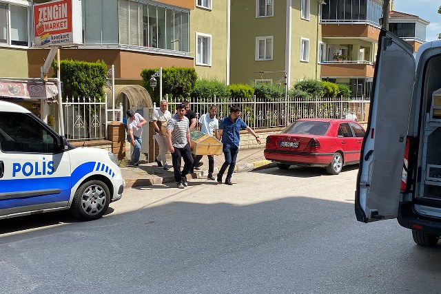 Kocaeli’nin İzmit ilçesinde 64 yaşındaki şahıs yalnız yaşadığı evinde ölü bulundu.
