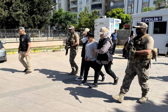 Suriye sınırından Türkiye'ye girmeye çalışan PKK/KCK-PYD/YPG'nin sözde Münbiç istihbarat yapılanmasında yer alan Sterk/Amara, Amed/Sena kod isimli Helin İşenme, Milli İstihbarat Teşkilatı (MİT) tarafından yapılan operasyonla yakalandı.