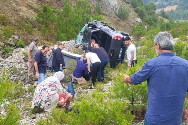Eski bakan Nihat Zeybekci, Muğla’nın Ula ilçesinde trafik kazası geçirdi. Araç hurdaya dönerken Zeybekçi'nin durumunun iyi olduğu öğrenildi. Yoldan geçen bir ebe, Zeybekci ve arkadaşına ilk müdahaleyi gerçekleştirdi.