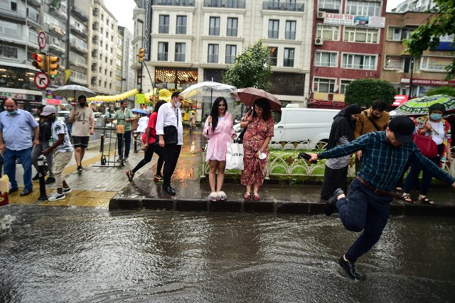 Meteoroloji, 32 il için sarı kodlu uyarı yaptı, sel ve baskınlara karşı dikkatli olunması gerektiğini belirtti.