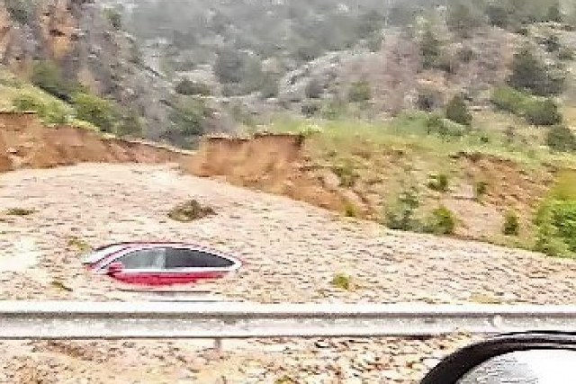 Denizli-Afyonkarahisar karayolunda selin getirdiği çamur yoldan geçen araçları yuttu. İlk belirlemelere göre 1 kişinin hayatını kaybettiği öğrenildi.