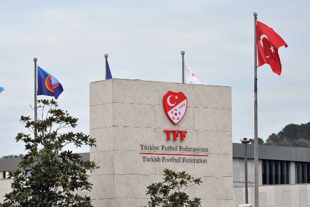 Türkiye Futbol Federasyonu (TFF) Fenerbahçe ve Medipol Başakşehir'in kupa maçında yaşananlardan dolayı Profesyonel Futbol Disiplin Kurulu'na (PFDK) sevk edildiğini açıkladı.