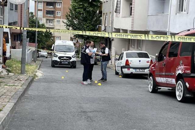 Küçükçekmece’de, bir şahıs ağabeyi ve yengesini tartışma sırasında silahla vurarak yaraladı. Polis, araçla kaçan şüpheliyi yakalamak için geniş çaplı çalışma başlatırken yaralılar hastaneye kaldırıldı.