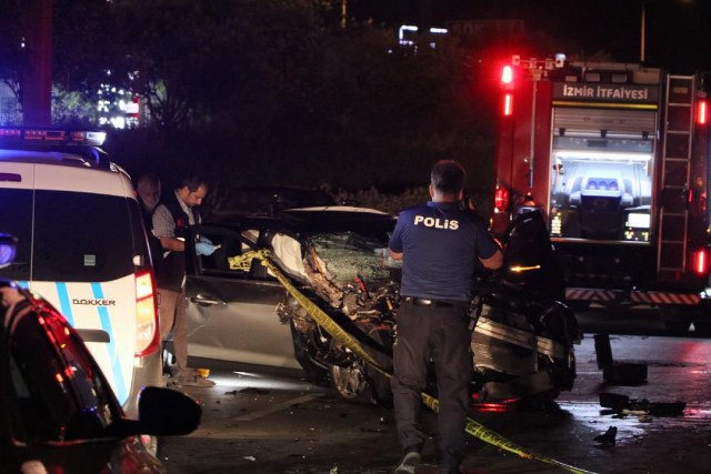 İzmir'in Gaziemir ilçesinde, bir otomobil başka bir araçla yarış halindeyken park halindeki bir kamyonete çarptı. Çarpmanın etkisiyle kamyonet, önündeki araca çarparak yan yattı. Bu kaza sonucunda, içerisinde bir bebek de bulunan 2 kişi yaralandı ve kamyonetin içinde bulunan 31 yaşındaki kadın hayatını kaybetti.