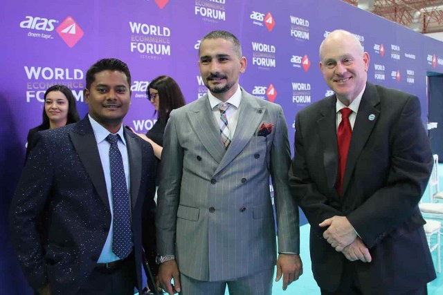 New York Ticaret Odası Başkanı Mark Jaffe, World Ecommerce Forum'da yaptığı konuşmada Türkiye'yi övdü ve güvenilir bir ticaret ortağı olarak nitelendirdi. Jaffe, Türkiye'nin Avrupa Birliği'ndeki tam ortaklığını heyecanla beklediklerini belirterek "Türkiye AB üyesi olmalıdır" dedi.