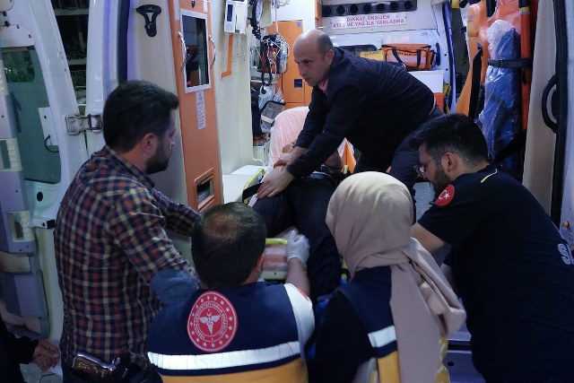 Samsun'da akrabalar arasında yaşanan silahlı çatışmada, yedi kişi yaralandı. Yaralanan kişiler hastaneye kaldırıldı ve bu grup içerisinde yer alan bir kişi, doktora saldırarak darp etti.