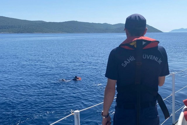 Aydın’ın Kuşadası ilçesi açıklarında bir düzensiz göçmen Yunanistan'ın Sisam Adası’na yüzerek geçmeye çalışırken yakalandı.