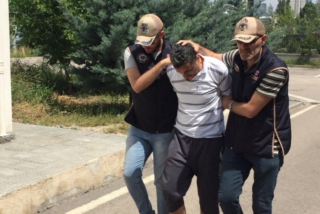 FETÖ/PDY silahlı terör örgütünün firari üst düzey mensuplarının yurt dışına kaçma girişiminde olduklarına dair bilgiler elde edildikten sonra gerçekleştirilen operasyon sonucunda, gri kategoride aranan FETÖ yöneticisi Zekeriye Cerit yakalandı.