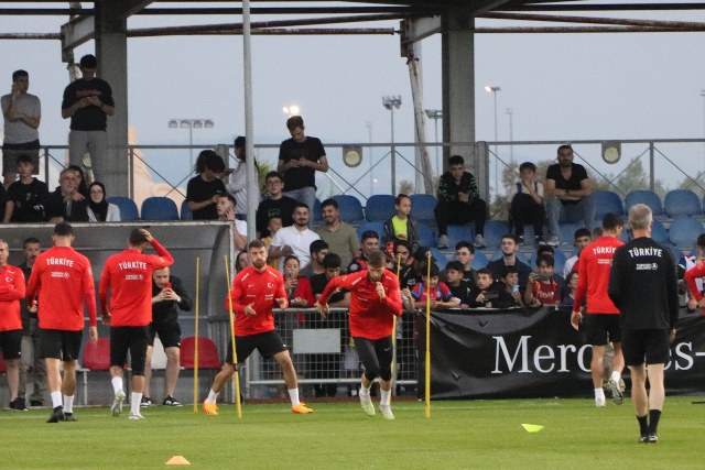 Türkiye A Milli Futbol Takımı, Euro 2024 Elemeleri D Grubu’ndaki Galler maçı için dün geldiği Samsun’da ilk antrenmanını gerçekleştirdi.