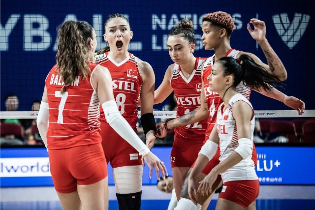 A Milli Kadın Voleybol Takımı, FIVB Voleybol Milletler Ligi’nin ikinci ayağı olan Hong Kong'da bir zafer daha kazandı. Filenin Sultanları, oynadığı dördüncü maçında Dominik Cumhuriyeti’ni 3-1 mağlup ederek altıncı galibiyetini aldı. yarı final