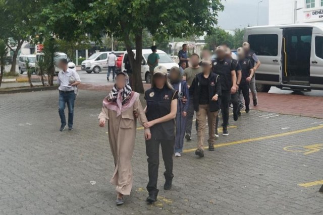 Denizli’de gerçekleştirilen operasyonda FETÖ mensubu şüphelileri saklandıkları hücre evlerinde kıskıvrak yakalanarak gözaltına alındı. 9 şüpheliden 5’i tutuklanarak cezaevine gönderildi.
