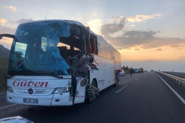 Denizli’ni Çardak ilçesinde karşı şeride geçen tır ve yolcu otobüsü kafa kafaya çarpıştı. Meydana gelen kazada 2 kişi öldü, 6’sı ağır 20 kişi yaralandı.