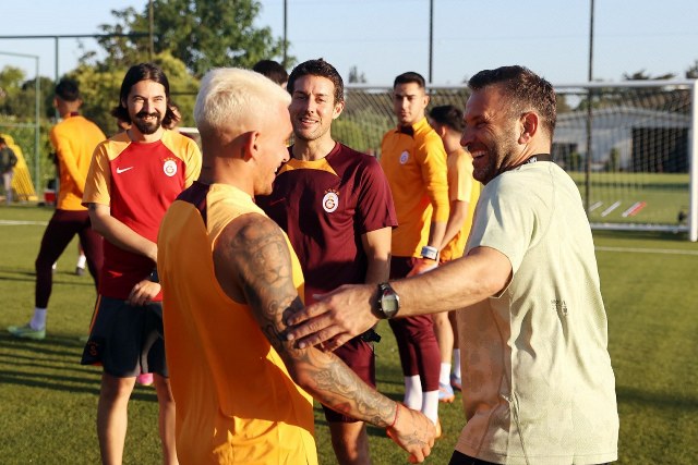 Galatasaray, 2023-2024 sezonu hazırlıklarına bugün Florya Metin Oktay Tesisleri'nde başladı.