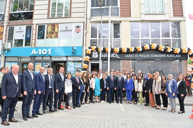 2019’dan bu yana yüzde 88’i kadın olmak üzere 21 bin 3 kursiyerin eğitim aldığı Meslek Edindirme Kursları’nın Susurluk’taki yeni merkezinin açılışında konuşan TBB ve Büyükşehir Belediye Başkanı Yücel Yılmaz, BALMEK kurslarının, hem bireyler hem de Balıkesir ekonomisi için değerli olduğunu vurguladı, kursların hobileri mesleğe dönüştüren organizasyon haline geldiğini belirtti.