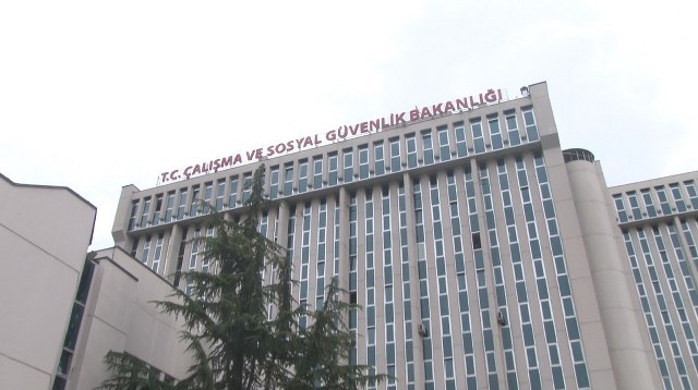 Yeni asgari ücreti belirlemek üzere gerçekleşen ilk toplantı, işçi tarafını temsilen Türkiye İşçi Sendikaları Konfederasyonu (TÜRK-İŞ) ve işveren tarafını temsilen Türkiye İşveren Sendikaları Konfederasyonu (TİSK) heyetlerinin katılımıyla başladı.