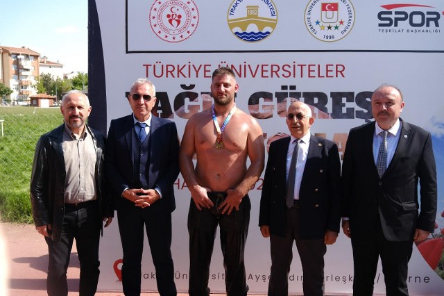 Türkiye Üniversite Sporları Federasyonu tarafından ilk kez düzenlenen Türkiye Üniversiteler Yağlı Güreş Şampiyonası'nda Bandırma Onyedi Eylül Üniversitesi Spor Bilimleri Fakültesi öğrencilerinden Emin Başer üçüncü oldu.
