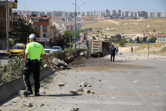 Gaziantep'te freni patlayan moloz yüklü kamyon önce otobüs durağına çarptı daha sonra iki elektrik direği ve çok sayıda ağacı yıkarak devirdi. Kamyon 400 metre sürüklendi ve yolun boş olması facianın önüne geçti.