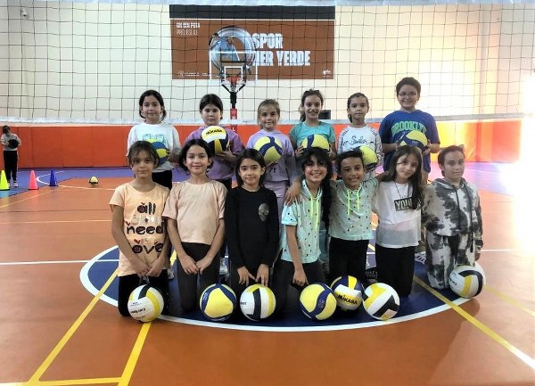 Balıkesir'de "İlkokullarda Spor Dalı Eğitimi" protokolü çerçevesinde 4. sınıflara yönelik uygulamaya geçirilen proje antrenörler eşliğinde devam ediyor. Proje ile ilkokulda okuyan her bir öğrencinin, mezun olana kadar bir spor branşını tanıması öğrenmesi ve bu yeteneklerini geliştirmesi hedefleniyor.