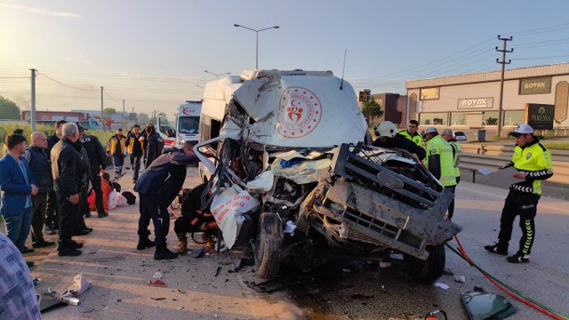 Bursa'nın İnegöl ilçesinde, sporcuları taşıyan bir minibüsün hafriyat kamyonuyla çarpıştığı kazada bir kişi ölürken 16 kişi yaralandı.