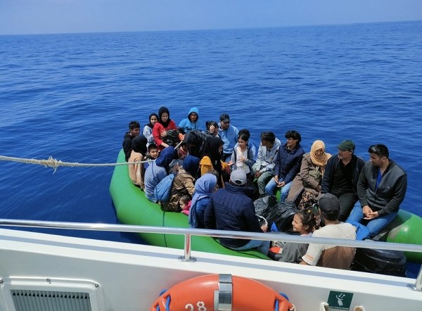 Çanakkale Ayvacık'ta lastik botlarında motor arızası olma nedeniyle sahil güvenliğe yardım talebinde bulunan 31 kaçak göçmen ekiplerce kurtarıldı