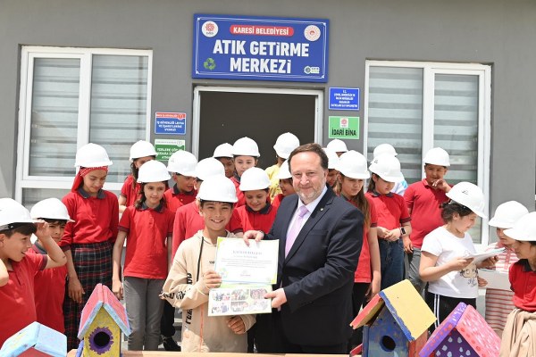 Katı Atık Getirme Merkezi ile 14 grup atığı ayrıştırıp doğaya nefes olmayı hedefleyen karesi belediyesi, gelecek kuşakların çevre bilinçlerini de oluşturabilmek için çalışmalarına devam ediyor.