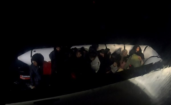 Balıkesir Ayvalık'ta, Yunanistan Midilli Adası’na geçmek isteyen 23 düzensiz göçmen Sahil Güvenlik helikopteri tarafından tespit edildi. Kaçak göçmenler sahil güvenlik ekiplerince durduruldu.