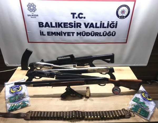 Balıkesir polis ekipleri il genelinde yaptıkları operasyonlarda çeşitli suçlardan aranan 45 şahsı gözaltına alırken, adli makamlara sevk edilen 24 şahıs tutuklandı.