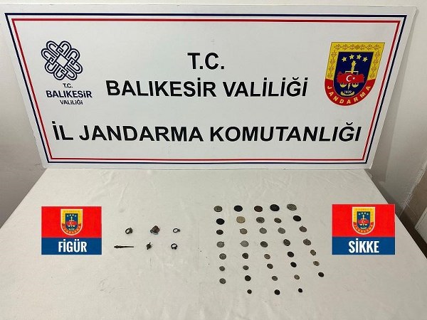 Balıkesir Altıeylül'de jandarma ekipleri aradıkları araçta Roma dönemine ait tarihi eserler ele geçirdi.