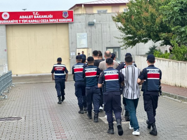 Burhaniye'de Balıkesir Jandarma Kom Şube Müdürlüğü ile Burhaniye Jandarma Komutanlığı ekipleri tarafından 3 aydır takip edilen suç örgütü düzenlenen operasyonla yakalandı.