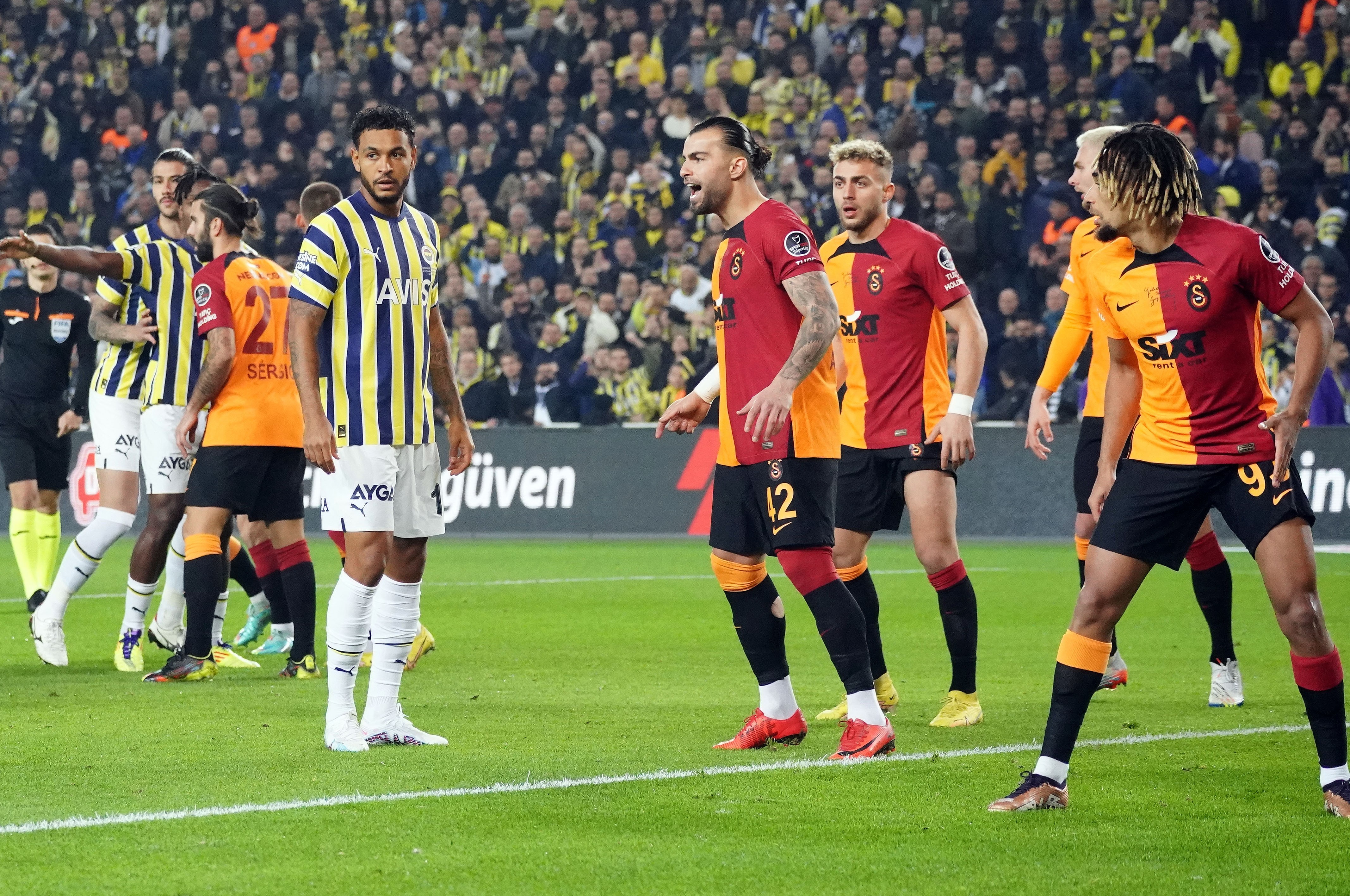 Galatasaray ile Fenerbahçe arasında oynanacak derbinin kadro değerleri toplamı 7 milyar 800 milyon TL.