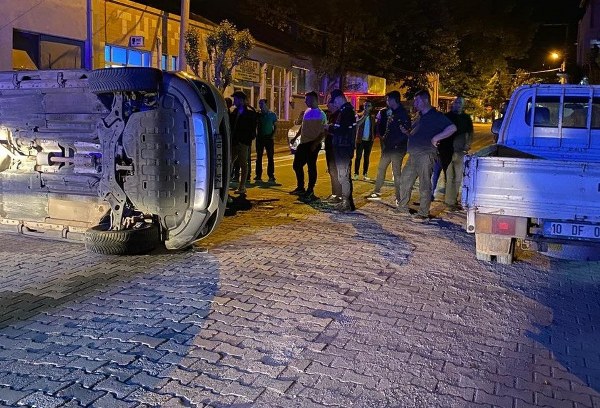 Balıkesir Gönen'de park halindeki kamyonete çarparak kaza yapan otomobilde bulunan 2 kişi yaralandı.