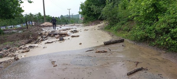 Sakarya’da sabah saatlerinde etkili olan sağanak yağış Karapürçek ilçesini olumsuz etkiledi. Yağışla birlikte gelen taş ve odun parçaları bazı mahalle yollarında ulaşımı engelledi.