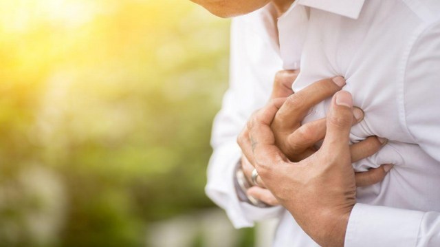 Kardiyoloji uzmanı Dr. Aziz Günsel, yaz aylarında artan hava sıcaklıklarının kalp hastaları için yeni riskler oluşturduğunu belirtti. Dr. Günsel, kalp hastalarının bu dönemde beslenme, günlük aktivite planlaması ve ilaç dozlarına özen göstermeleri gerektiğini vurguladı.