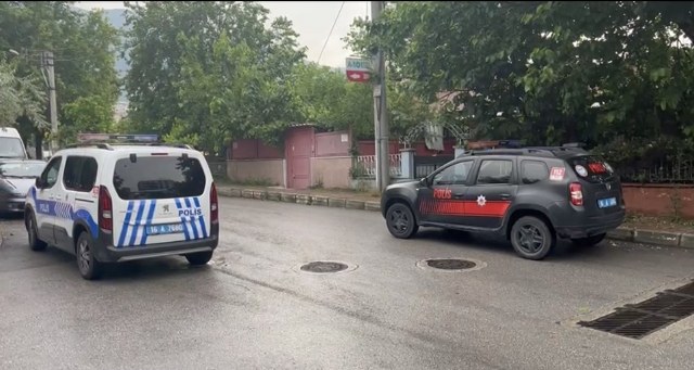 Bursa'da bir camii avlusunda arkadaşıyla buluşup sohbet etmek için bir araya gelen genç, arkadaşının şaka yaparken kazara ateş etmesi sonucu vurularak hayatını kaybetti.